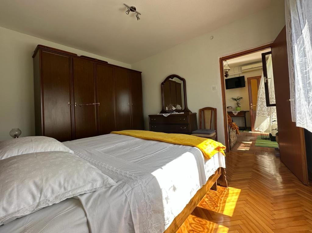 Apartments Bilic Вис Екстериор снимка