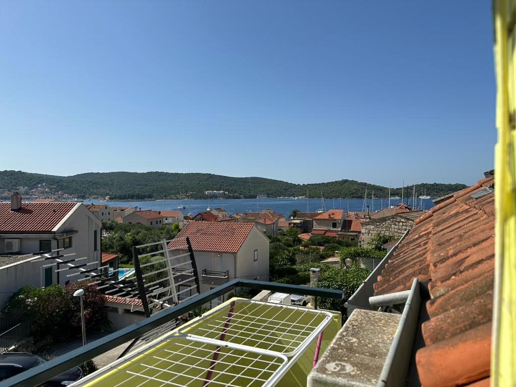Apartments Bilic Вис Екстериор снимка
