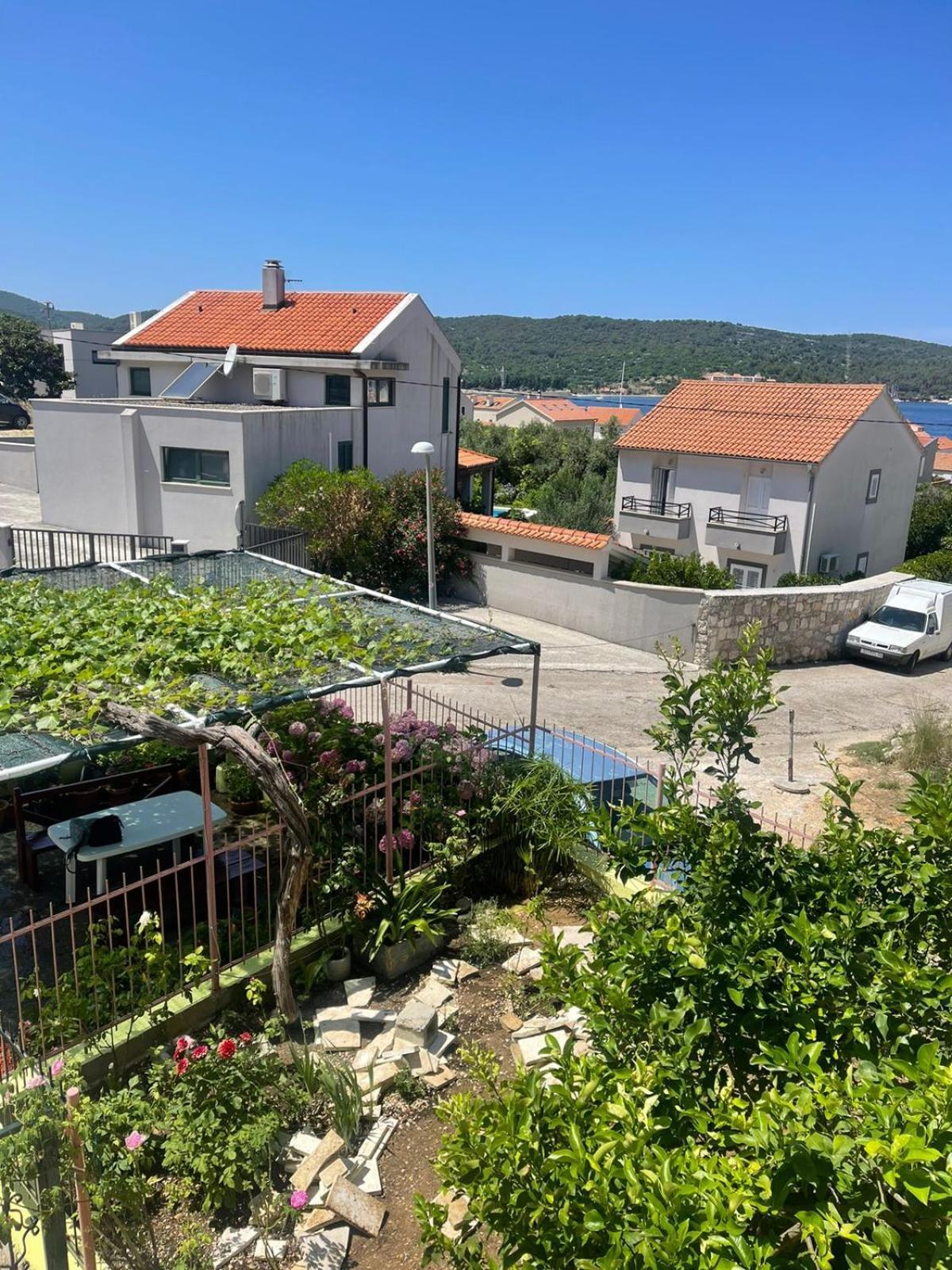 Apartments Bilic Вис Екстериор снимка