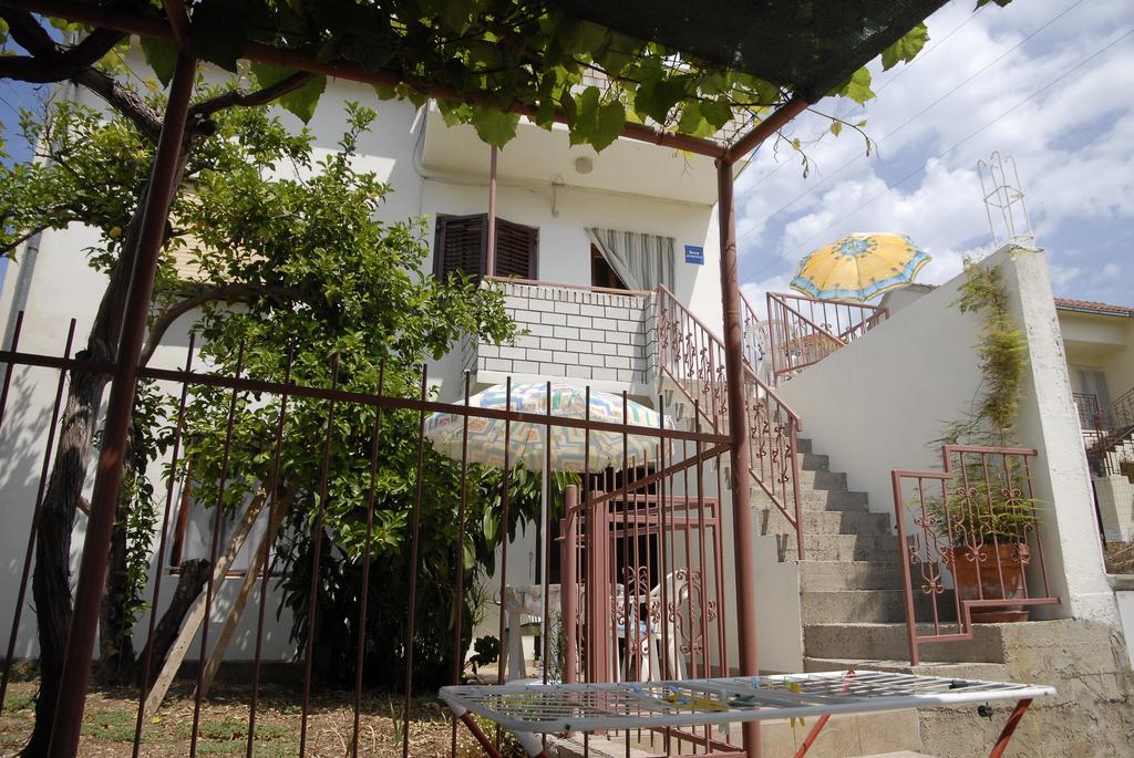Apartments Bilic Вис Екстериор снимка