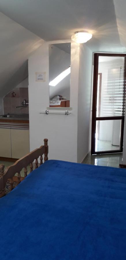 Apartments Bilic Вис Екстериор снимка